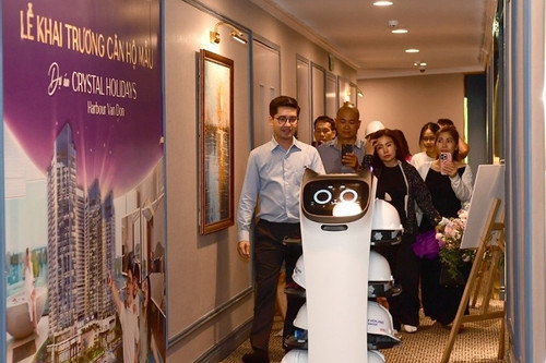 Robot AI đón khách tham quan nhà mẫu Crystal Holidays Harbour Vân Đồn