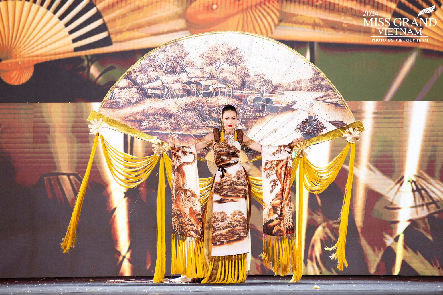 04 Trangphucdantoc.jpg