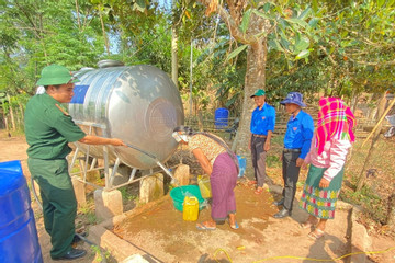 Bộ đội Biên phòng Quảng Bình đưa nước sạch về bản cho đồng bào Ma Coong