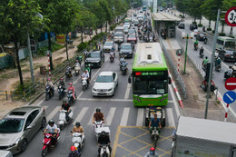 Hiện trạng vỉa hè, dải phân cách dọc tuyến buýt BRT nơi đề xuất xén bớt