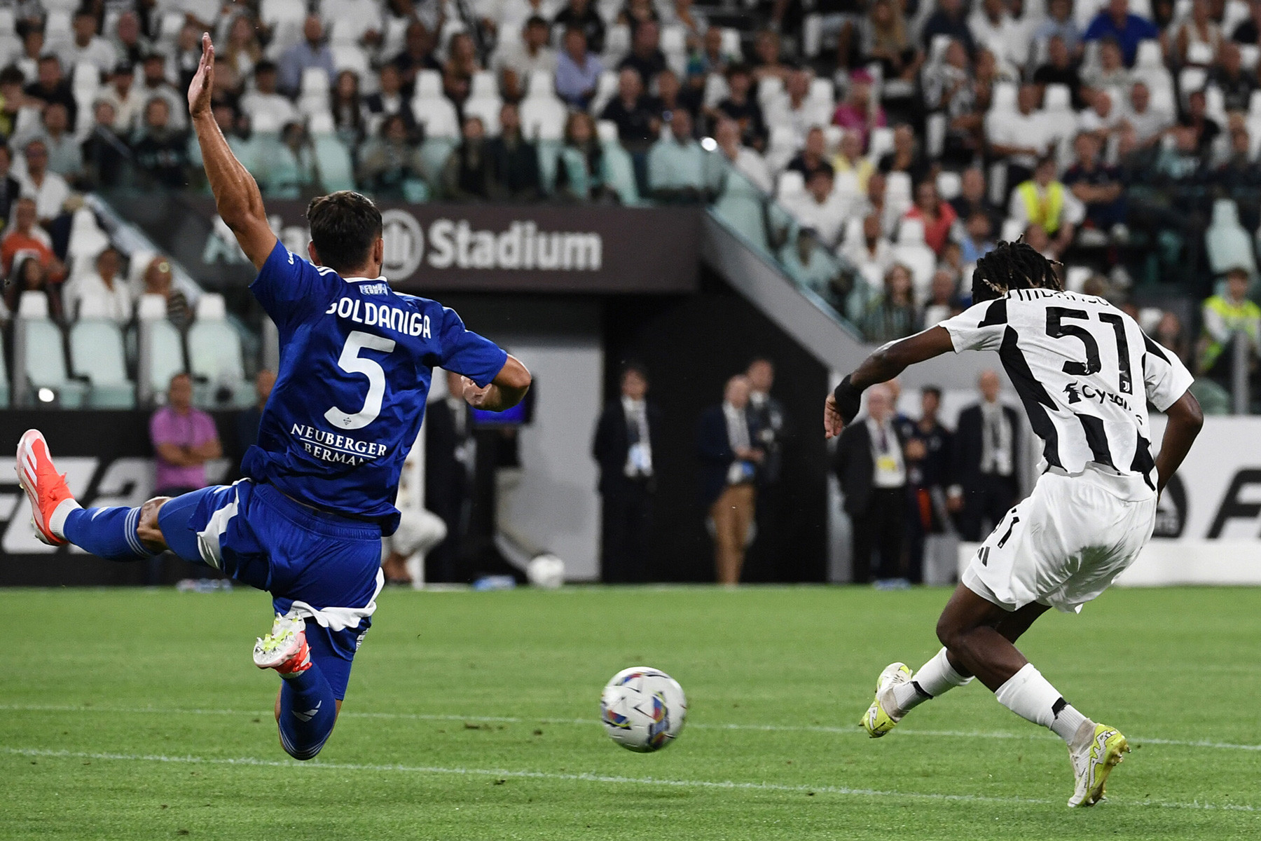 Juventus thắng đậm đội bóng của Fabregas ở vòng 1 Serie A Mbangula Juventus Como.jpg