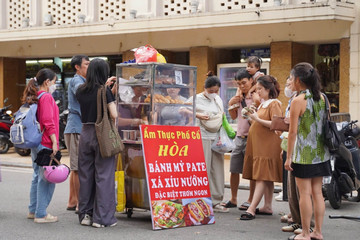 'Bánh mì tí hon' ở phố cổ Hà Nội bị chê đắt, khách vẫn đông nườm nượp