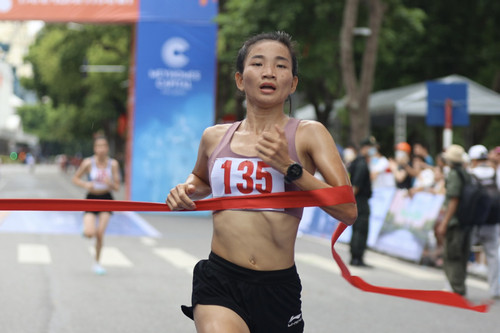 Dàn tuyển thủ Việt Nam tranh tài marathon tại Cát Bà