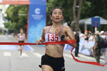 Dàn tuyển thủ Việt Nam tranh tài marathon tại Cát Bà