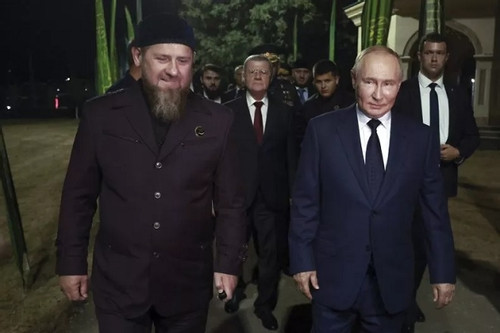 Ông Putin bất ngờ tới Chechnya, gặp binh sĩ sắp triển khai chiến đấu ở Ukraine