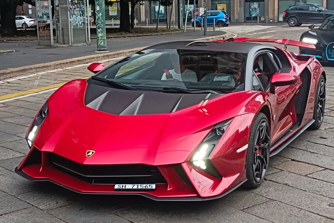 Siêu xe Lamborghini Invencible triệu đô lần đầu lăn bánh