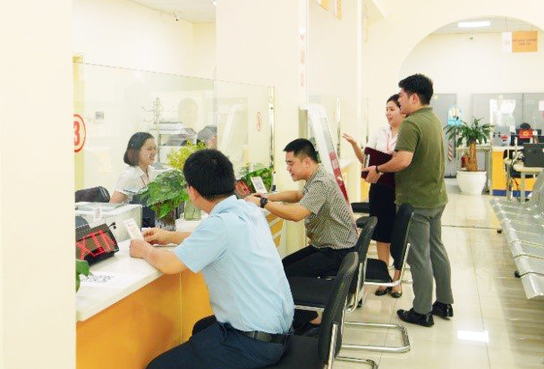 Công chức Trung tâm Phục vụ hành chính công tỉnh hướng dẫn người dân thực hiện thủ tục hành chính.