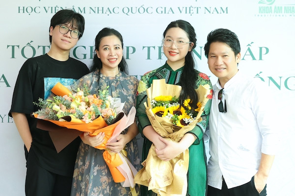 Trọng Tấn U50: Vợ đảm, con ngoan ở nhà biệt thự và sở hữu 2 nhà hàng