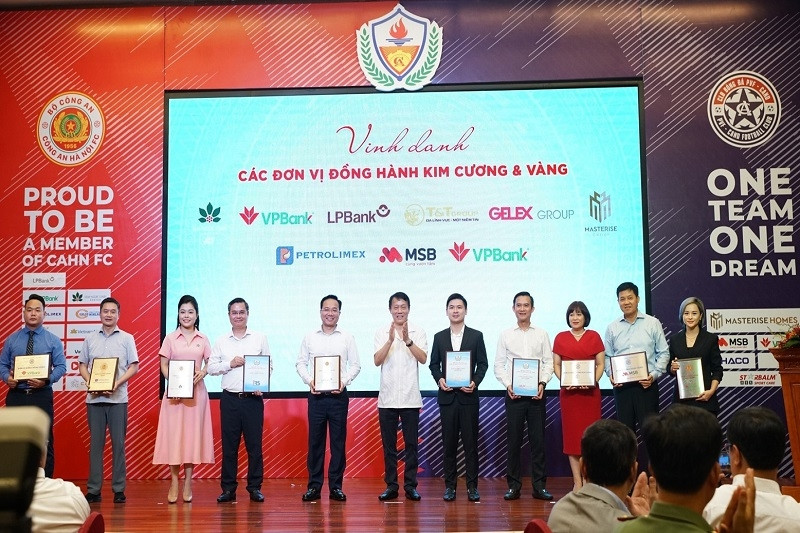 VPBank đồng hành các câu lạc bộ bóng đá, phát triển tài năng trẻ