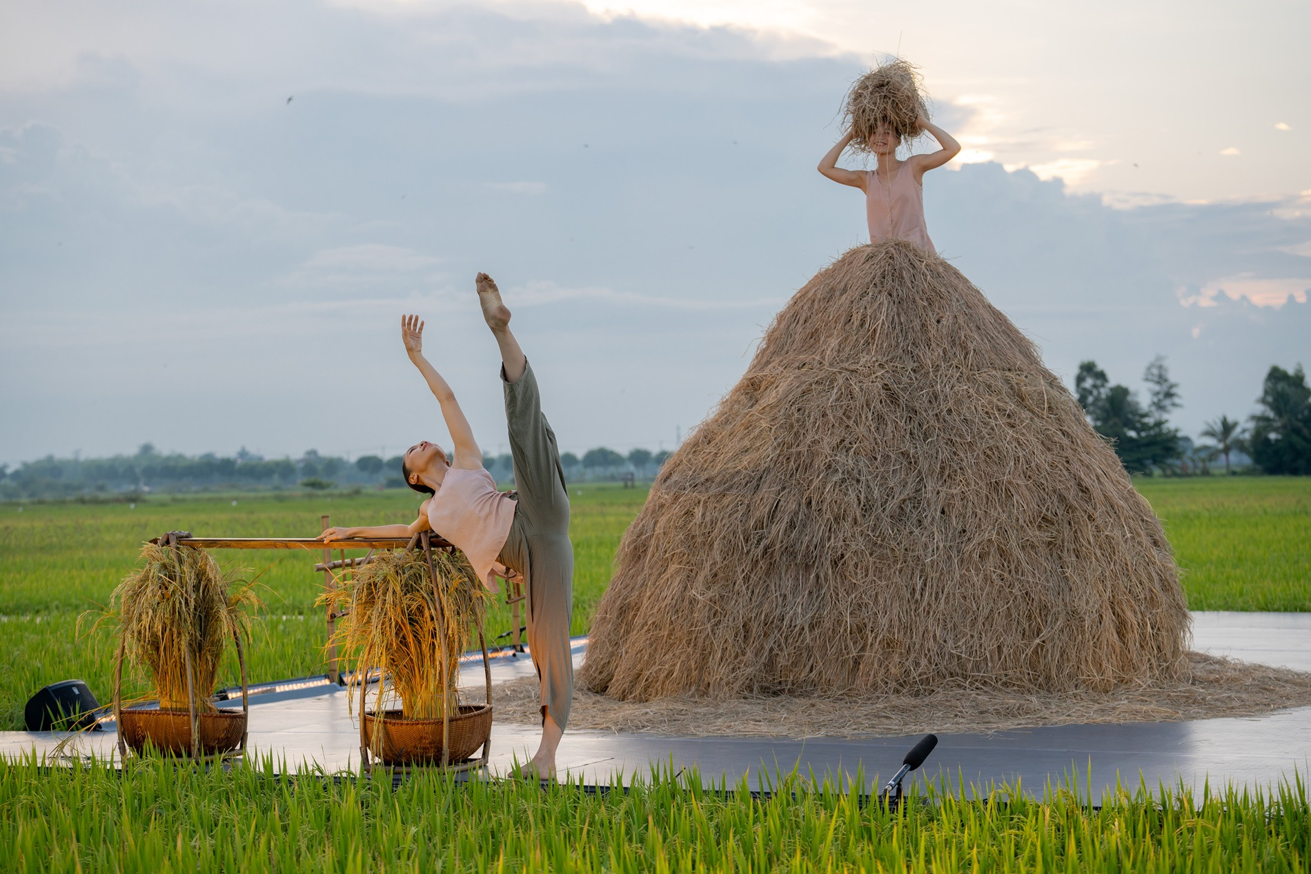 Rơm và cánh đồng lúa chín vào múa đương đại khiến du khách ngỡ ngàng