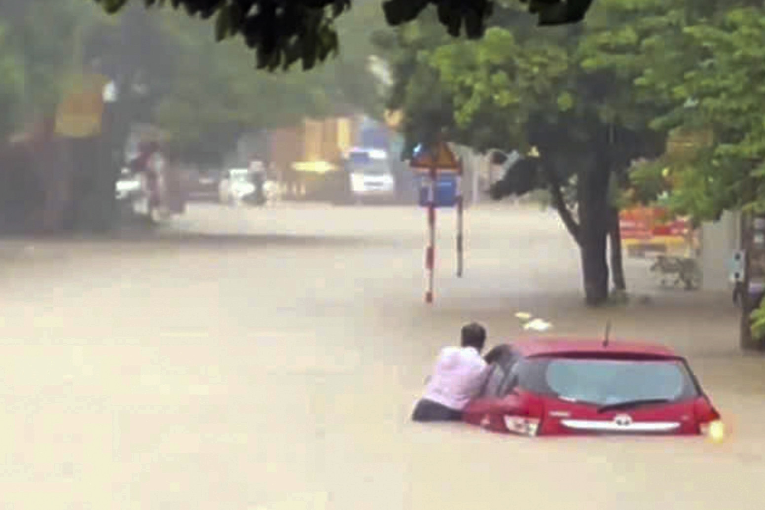 Cảnh ô tô ngập lút bánh, phố như sông ở Thái Nguyên