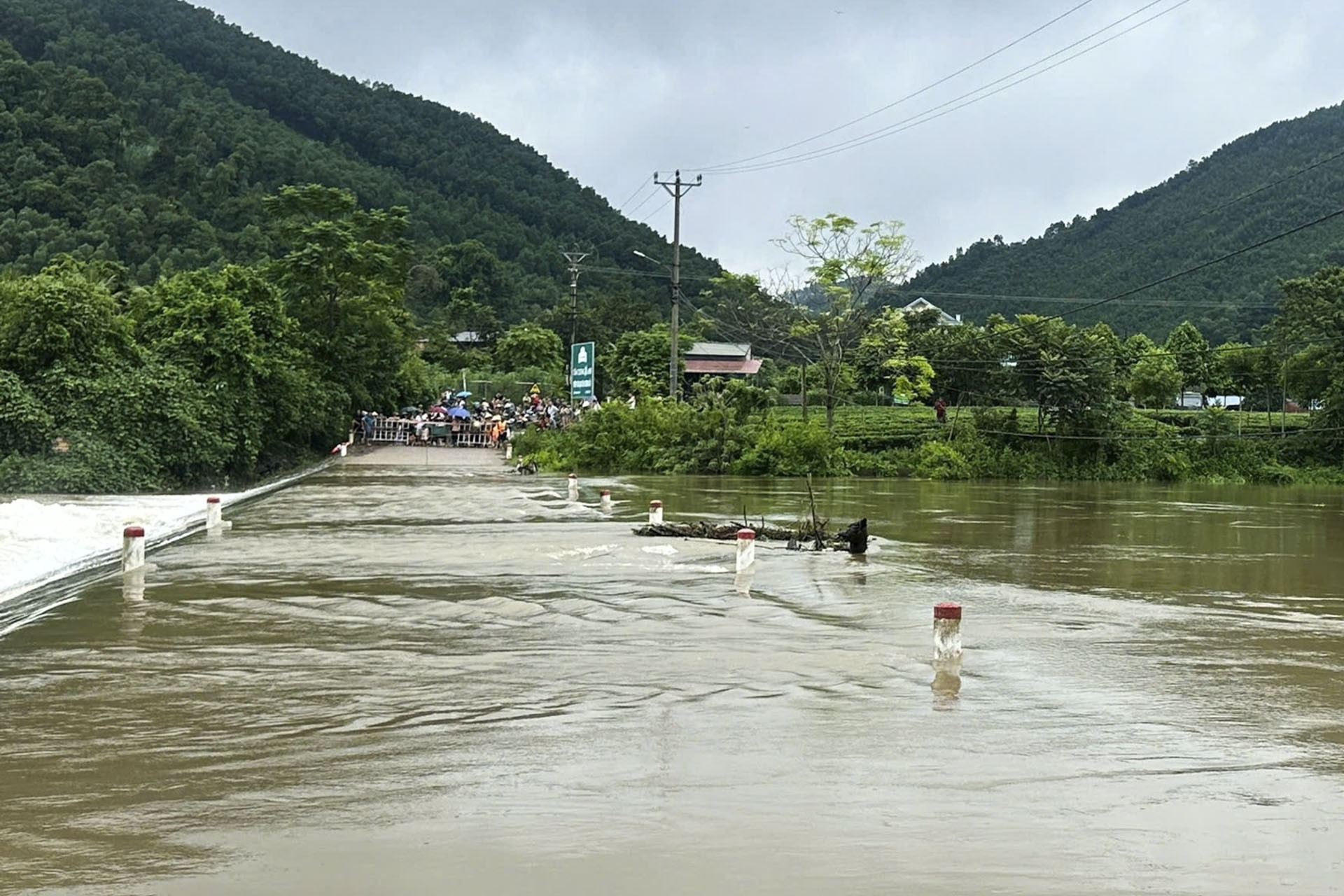 Cố đi xe máy qua ngầm tràn, người đàn ông ở Thái Nguyên bị nước cuốn trôi