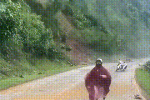 Cô gái bỏ lại xe máy, tháo chạy khỏi điểm sạt lở ở Sơn La