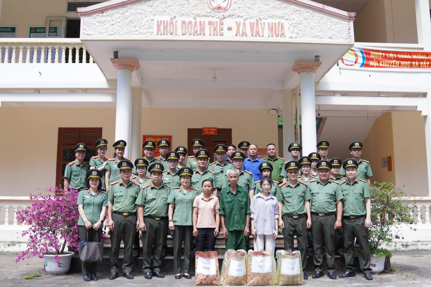 vầy nưa hoà bình.jpg