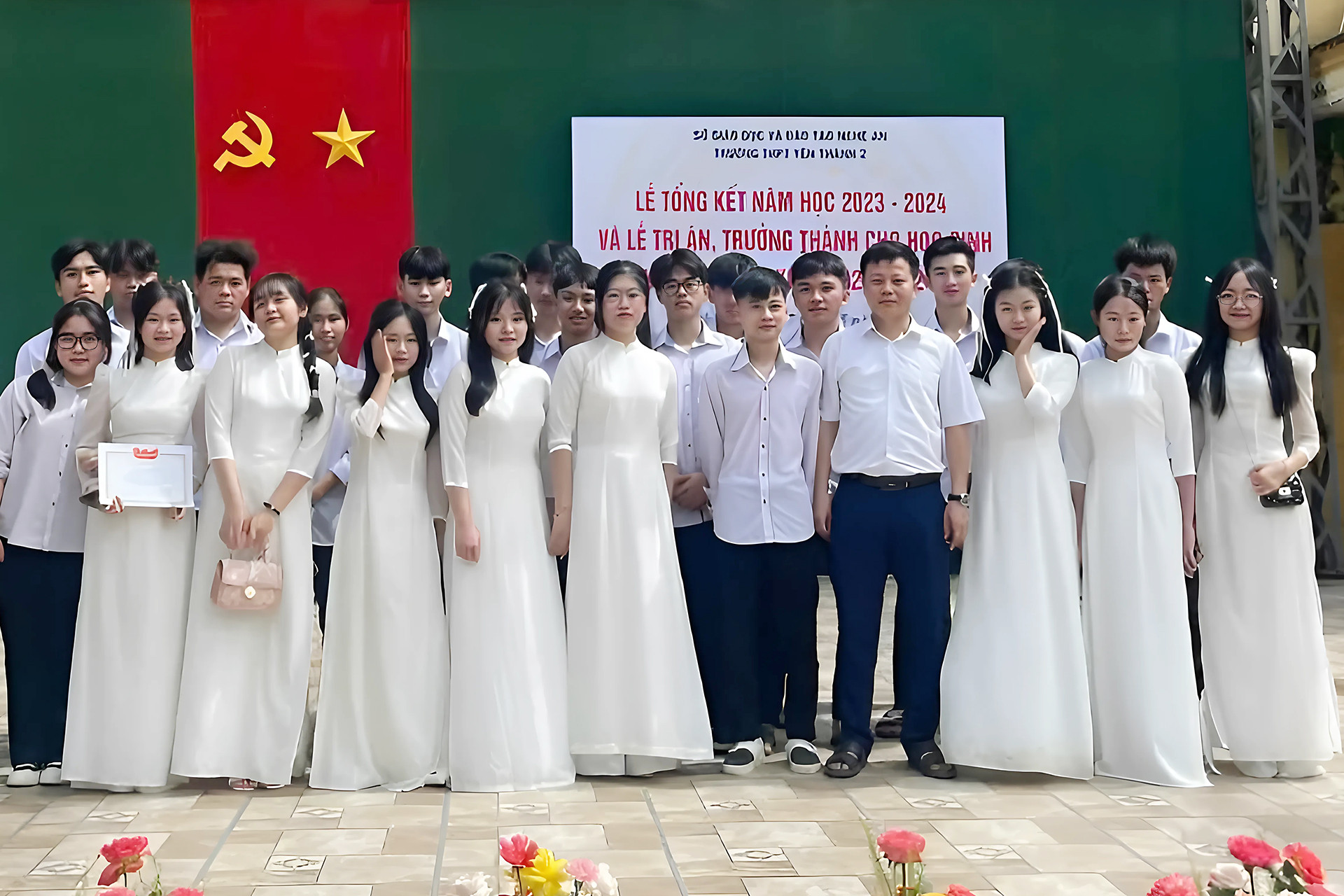 Lớp 12A1 Yên Thành 2 Tỏa Sáng: 100% Học Sinh Đỗ Đại Học, 4 Học Sinh Điểm Trên 27