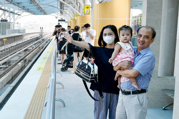 Nhiều người ở Hà Nội 'tăng bo' tới ga, đi tàu metro để tránh ùn tắc