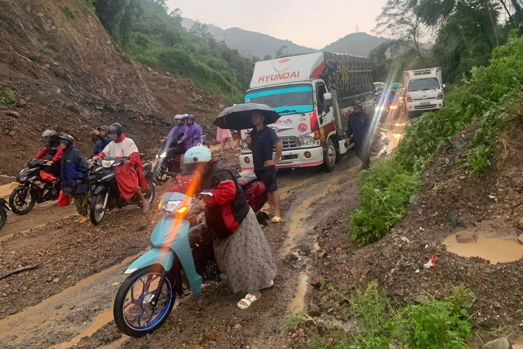 Sạt lở, nước cuồn cuộn tràn quốc lộ 6 qua TP Hòa Bình khiến giao thông tê liệt