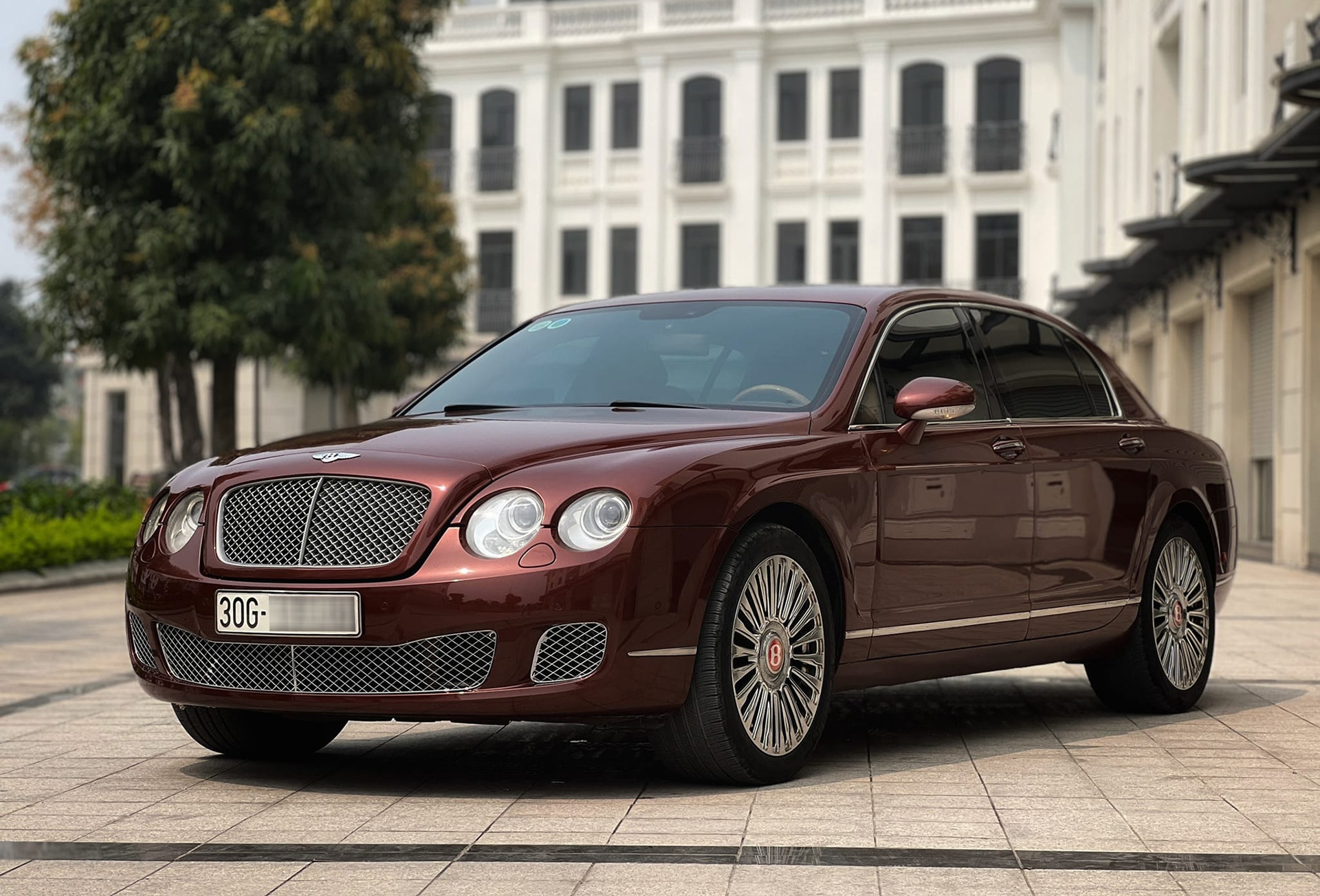 Xe siêu sang Bentley Flying Spur 17 năm tuổi bán giá rẻ hơn Hyundai Santa Fe