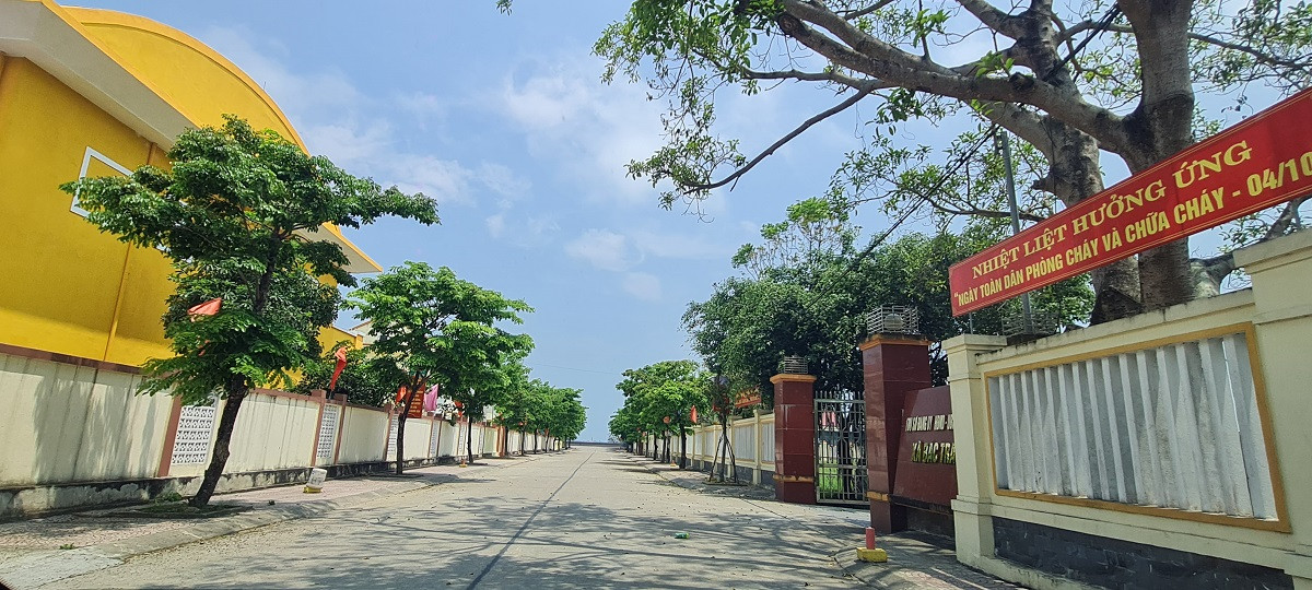 Ảnh 2: Con đường dẫn vào UBND xã Bắc Trạch, xã đạt chuẩn nông thôn mới nâng cao, hướng về đích nông thôn mới kiểu mẫu.