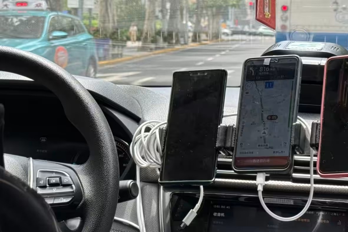 Cạnh tranh khốc liệt, tài xế taxi Trung Quốc 'thủ' sẵn 3, 4 smartphone bên mình