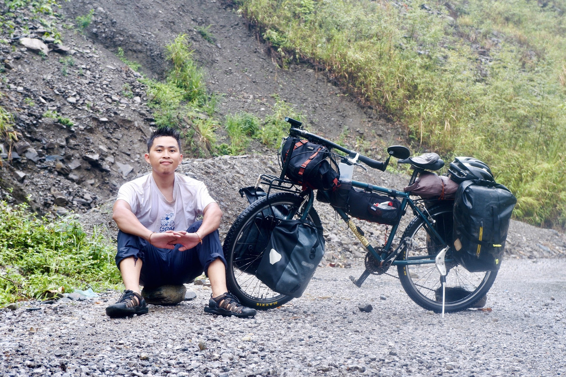 Chàng trai Quảng Trị đạp xe qua 4 nước, ngủ nhờ trong chùa, uống nước 'cầm  hơi'