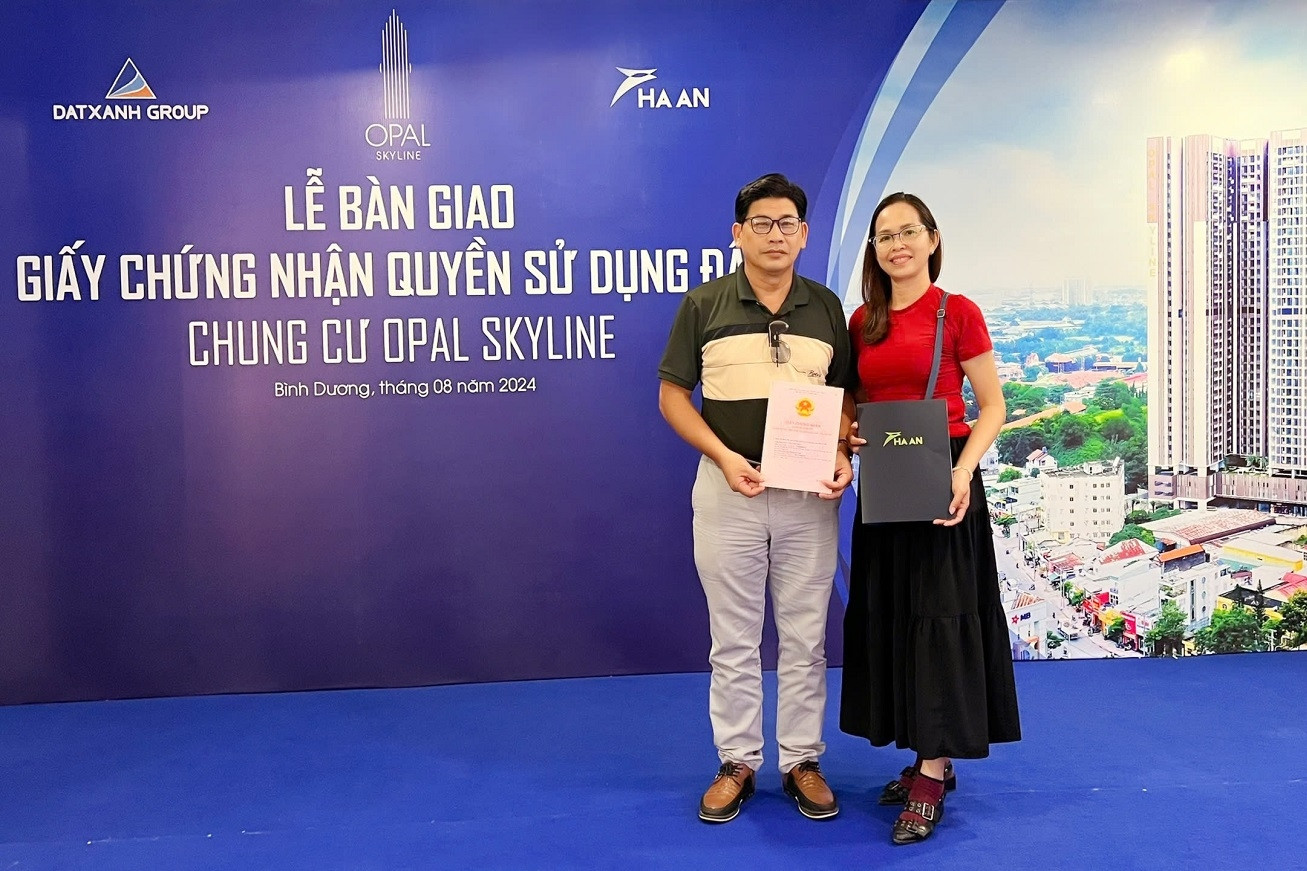 Opal Skyline bàn giao sổ hồng cho cư dân