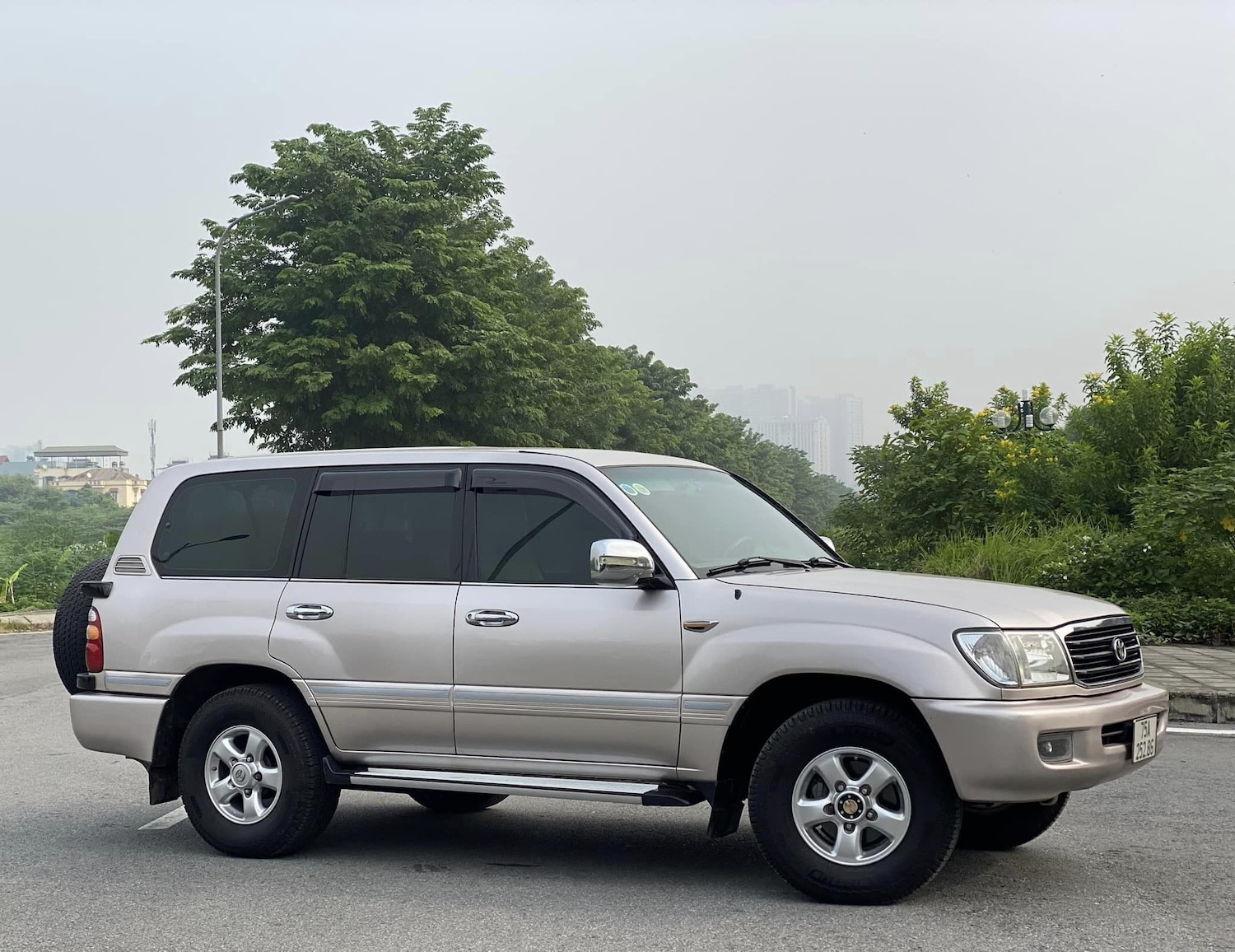 toyota land cruiser 2001 Cuong Oto.jpg