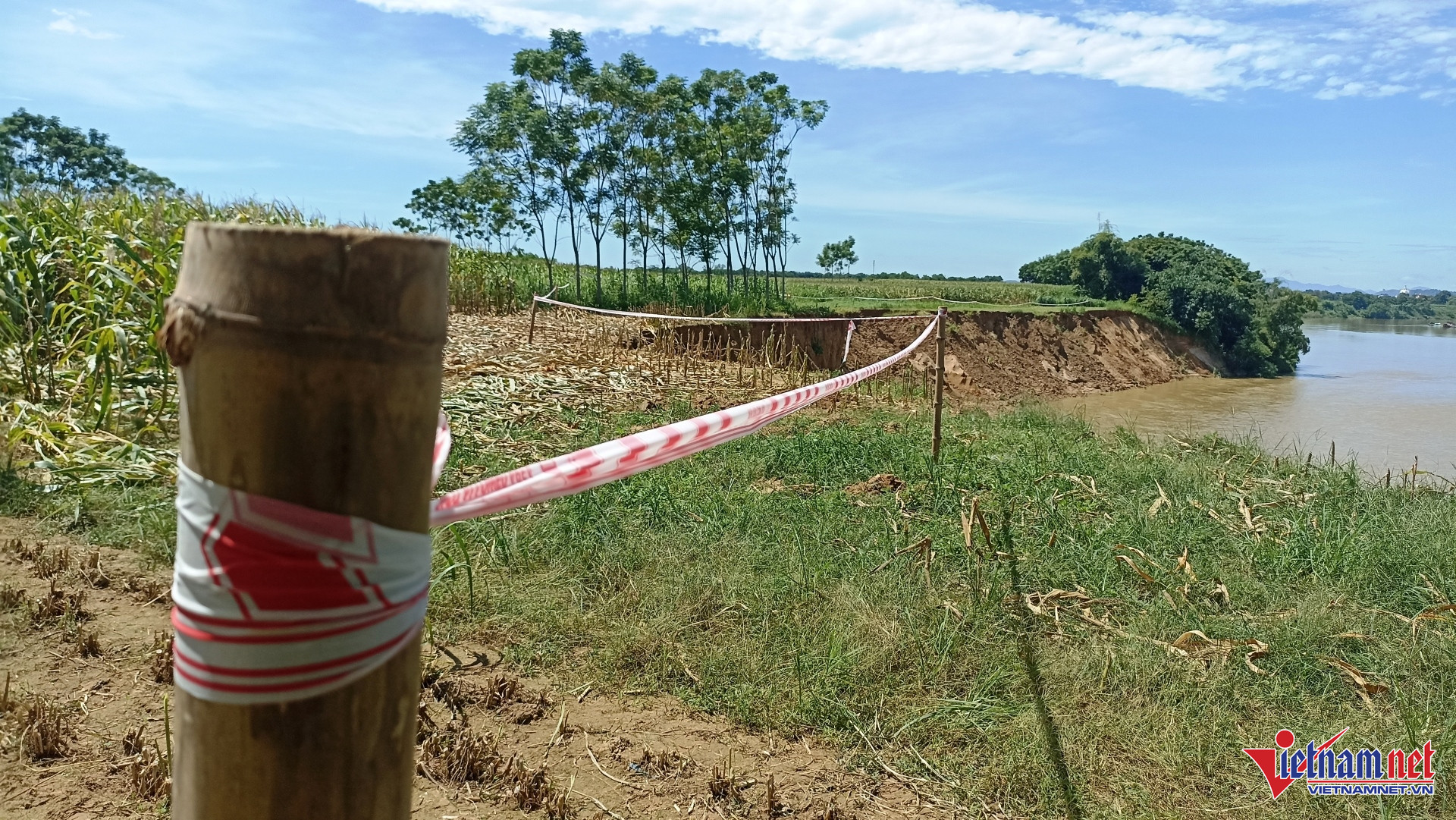 W-Chính quyền địa phương đã căng dây để cảnh báo người dân không lại gần khu vực sạt lở.jpg