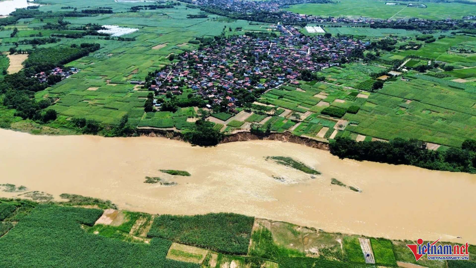 W-Việc sạt lở gây ảnh hưởng, đe dọa đến hàng chục hộ dân sinh sống ven bờ sông Chu.jpg