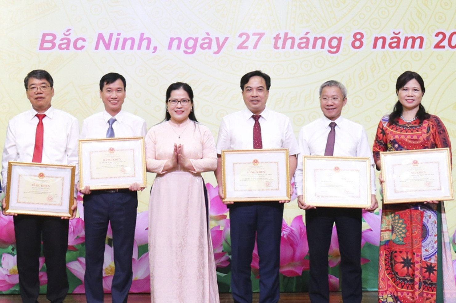 Bắc Ninh trao tặng danh hiệu Nhà giáo ưu tú cho 3 giáo viên