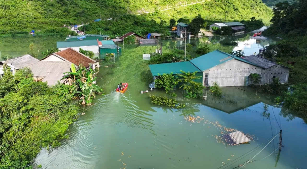 Học sinh vùng cao Sơn La đối mặt đường đến trường gian nan sau lũ cuốn trôi cầu