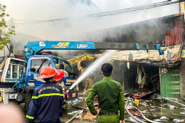 Cháy lớn thiêu rụi cửa hàng bán đồ gia dụng ở Nam Định