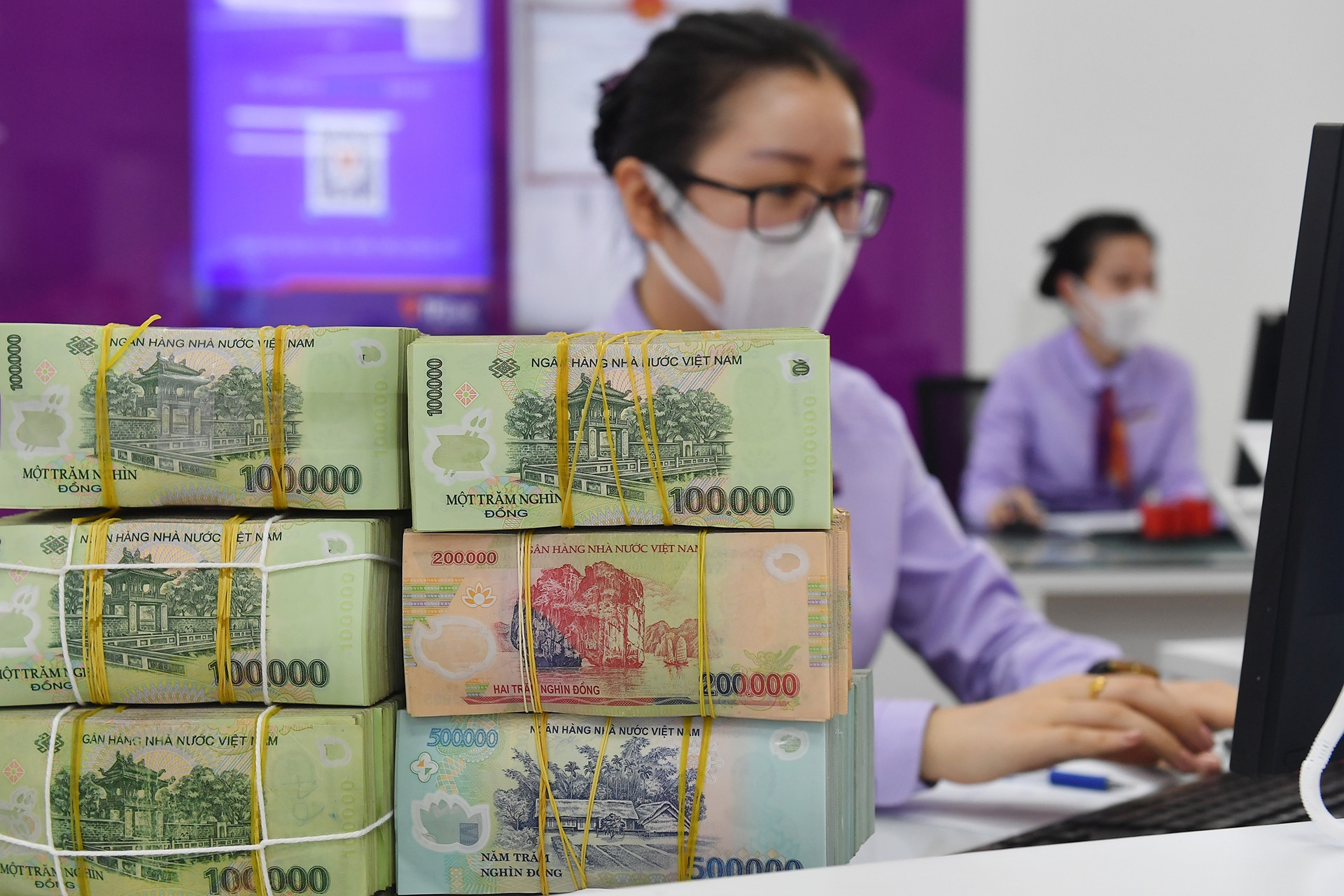 Giá USD tại các ngân hàng giảm sâu, 'thủng' mốc 25.000 đồng/USD