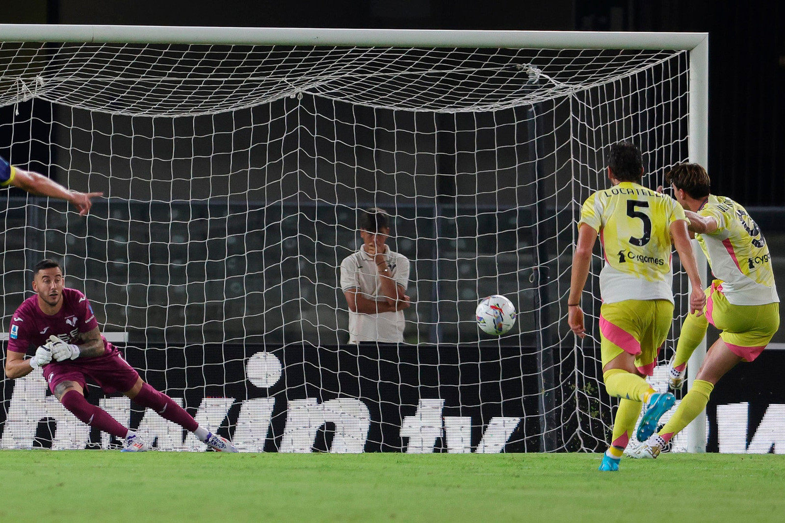 Juventus tiếp tục bay cao với Thiago Motta Vlahovic Juventus Verona phat den.jpg