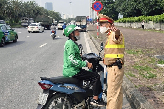 Bản tin chiều 28/8: Tài xế xe ôm vi phạm giao thông được CSGT cho 'học lại' luật