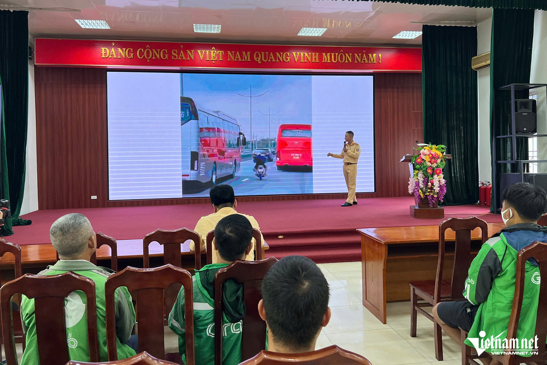 W-tuyen truyen xe om.jpg