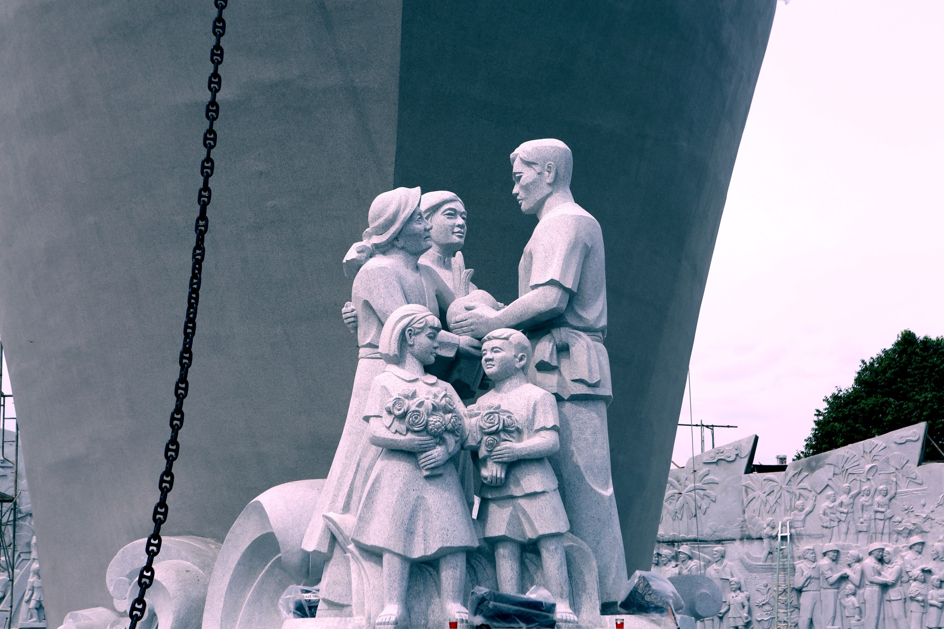 a4Ngắm tượng đài con tàu tập kết ra Bắc biểu tượng tình đoàn kết hai miền Nam   Bắc  .JPG.jpg