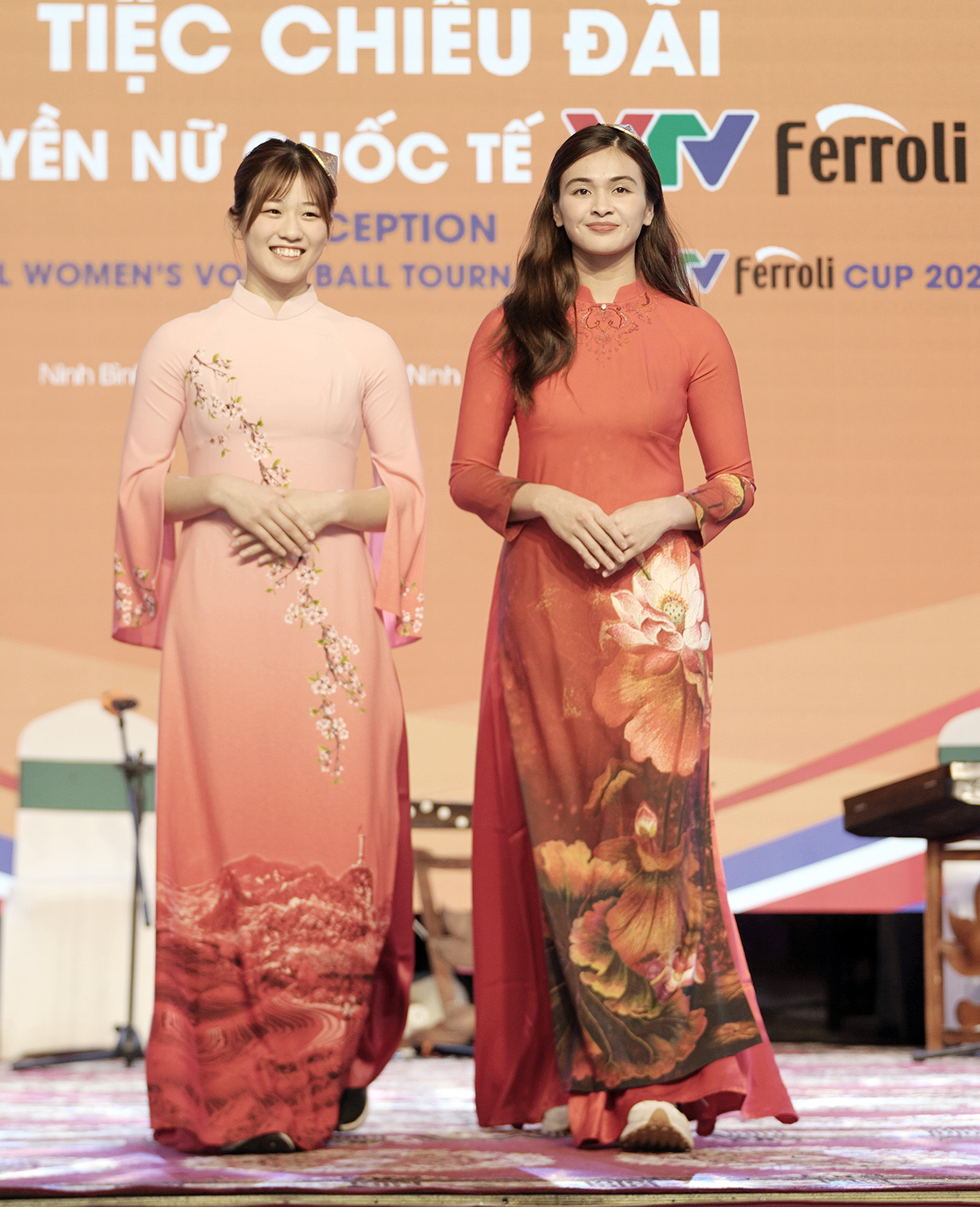 bong cjhuyen vtv cup ao dai 1.JPG