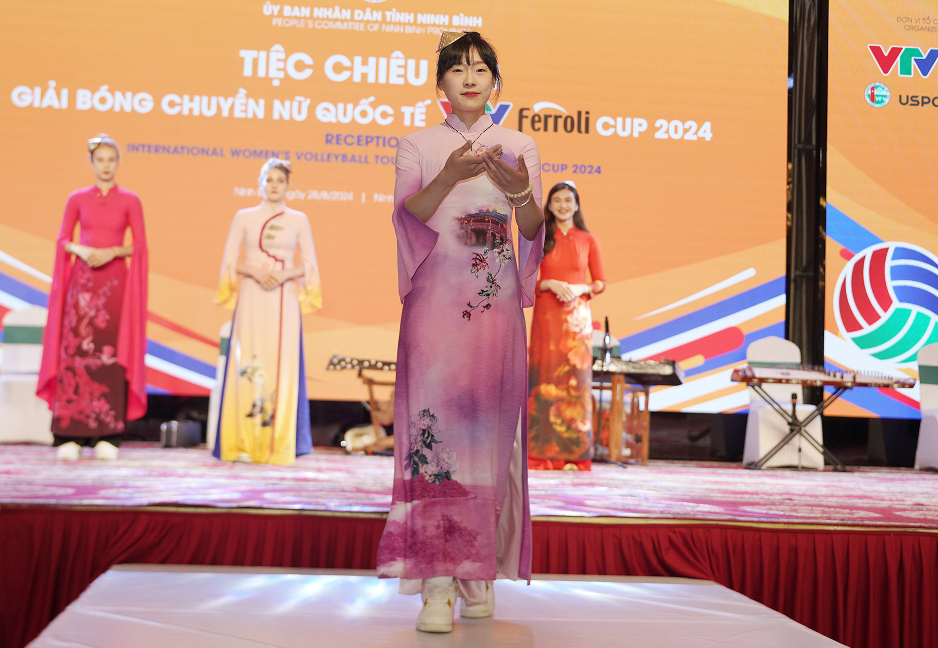 bong cjhuyen vtv cup ao dai 10.JPG