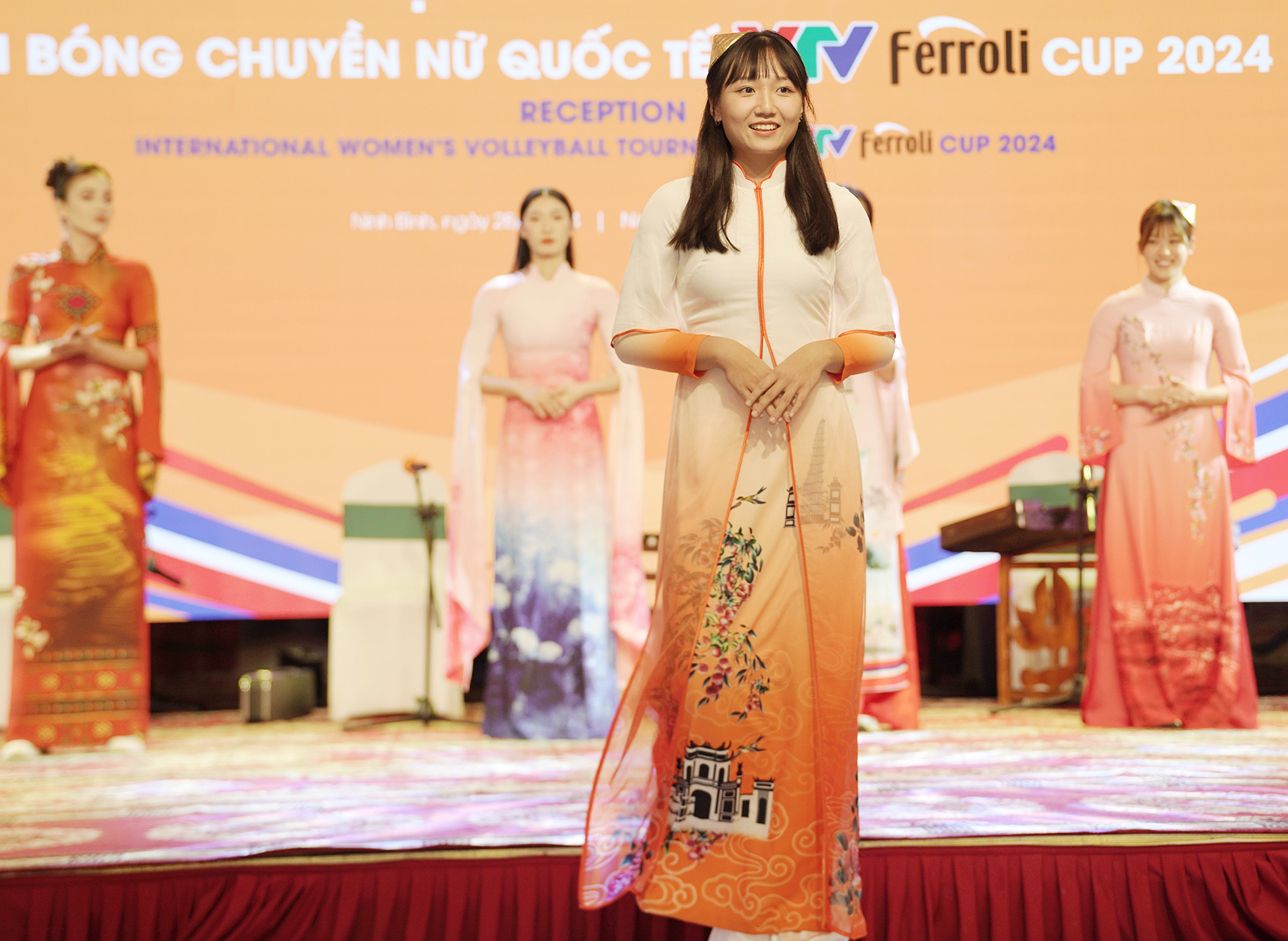 bong cjhuyen vtv cup ao dai 11.JPG