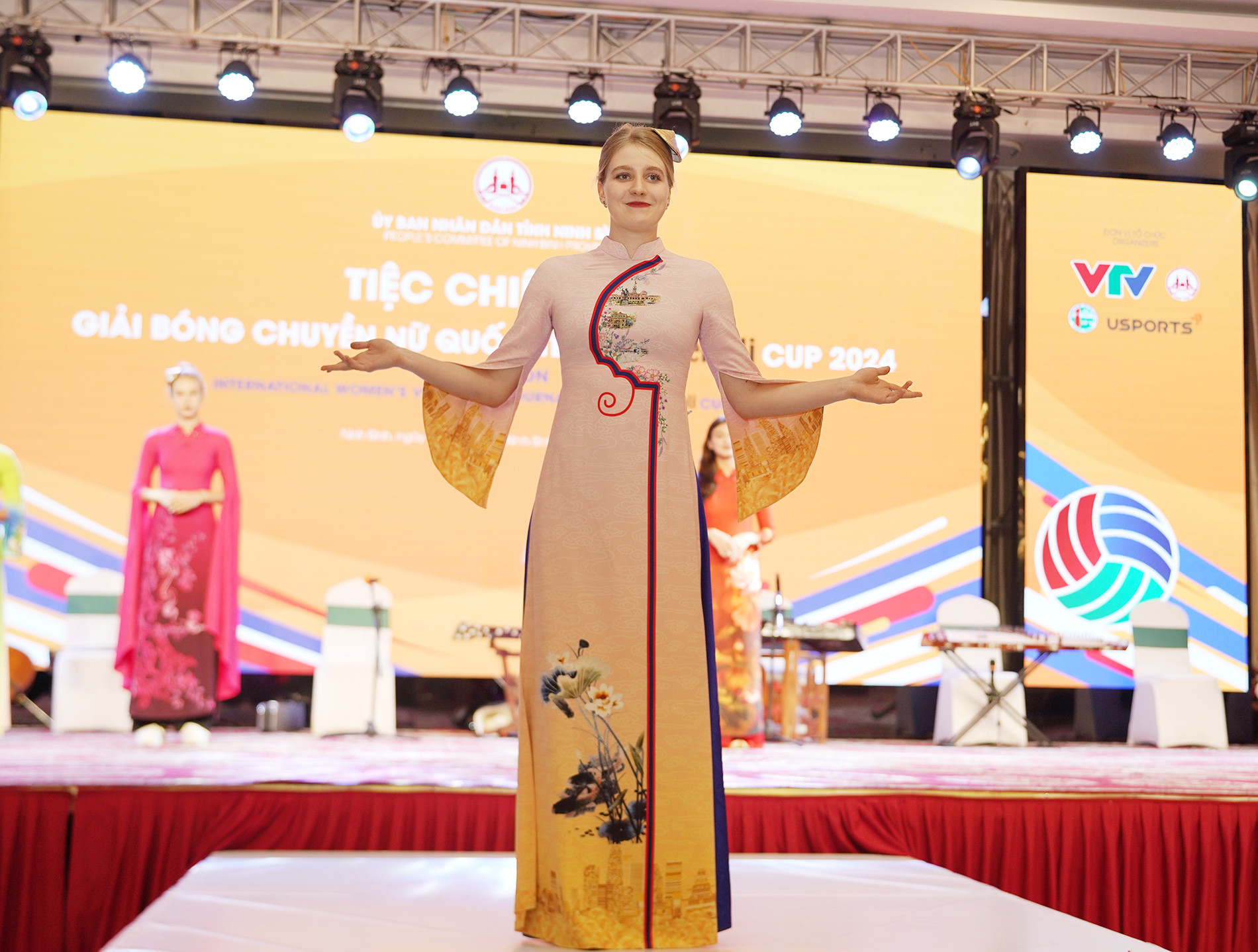 bong cjhuyen vtv cup ao dai 12.JPG