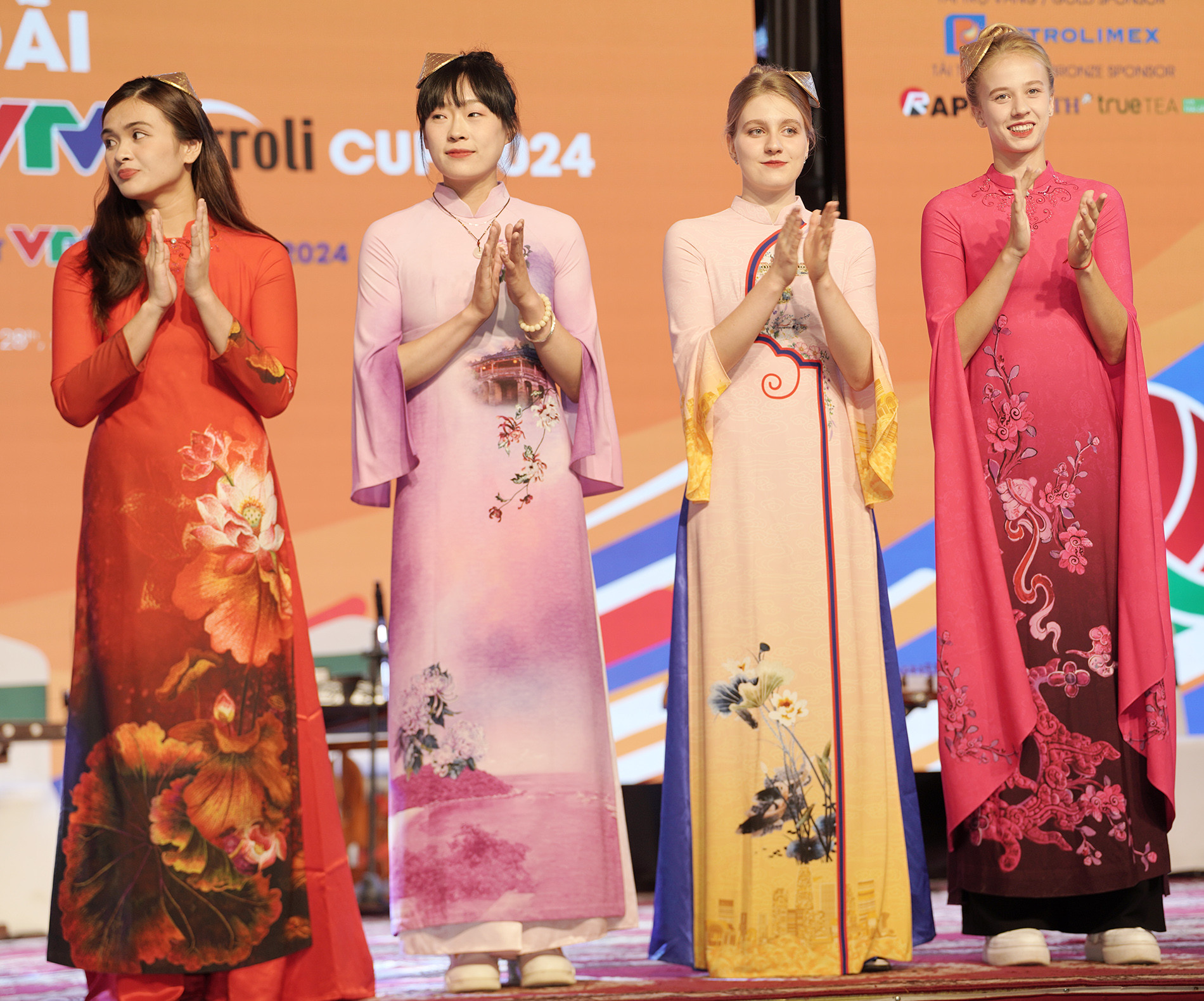 bong cjhuyen vtv cup ao dai 13.JPG