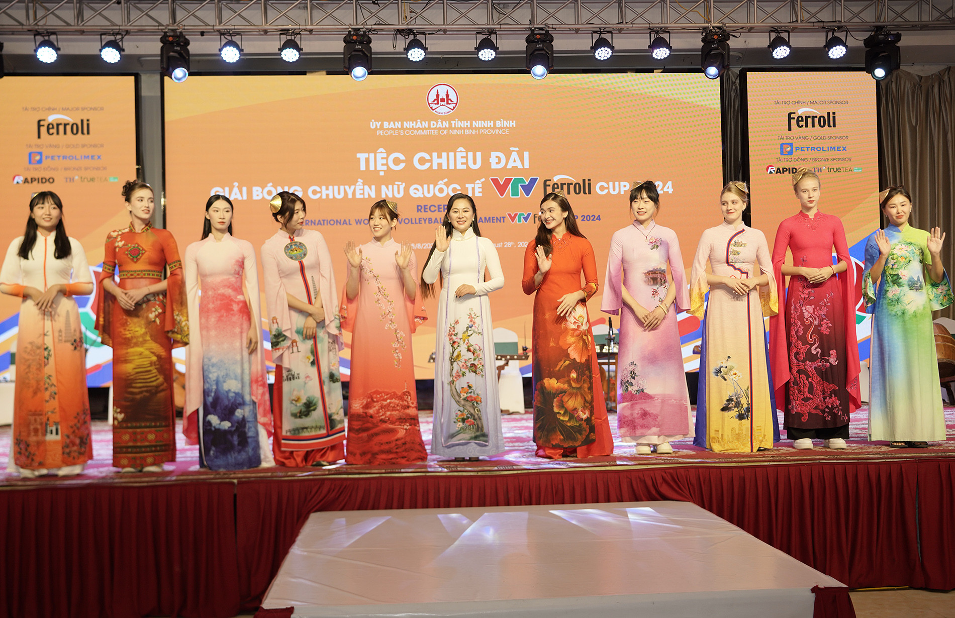 bong cjhuyen vtv cup ao dai 2.JPG