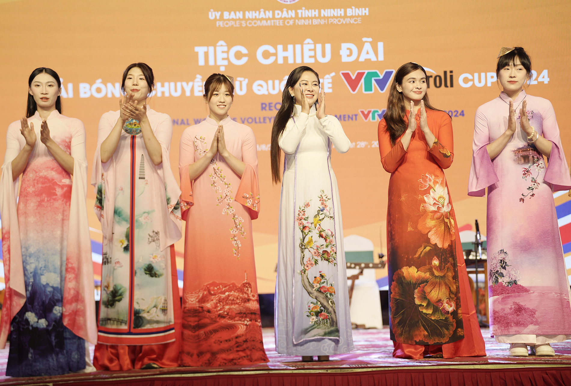 bong cjhuyen vtv cup ao dai 3.JPG