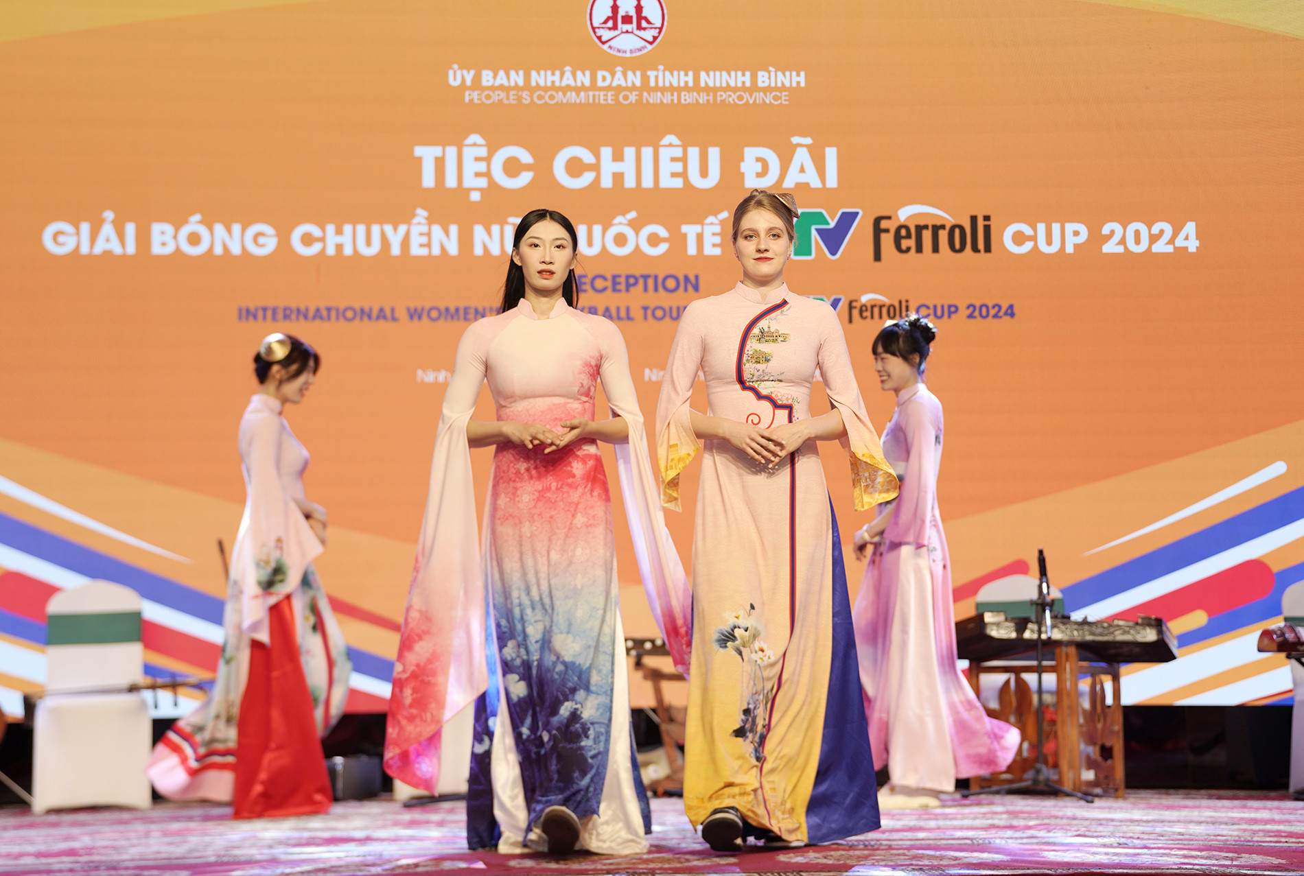 bong cjhuyen vtv cup ao dai 4.JPG