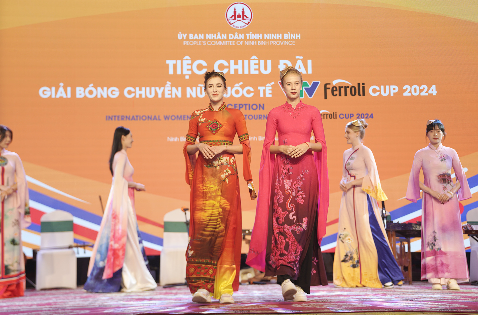 bong cjhuyen vtv cup ao dai 5.JPG