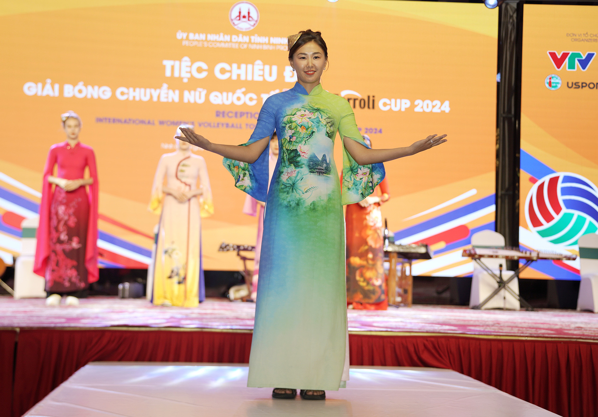 bong cjhuyen vtv cup ao dai 6.JPG