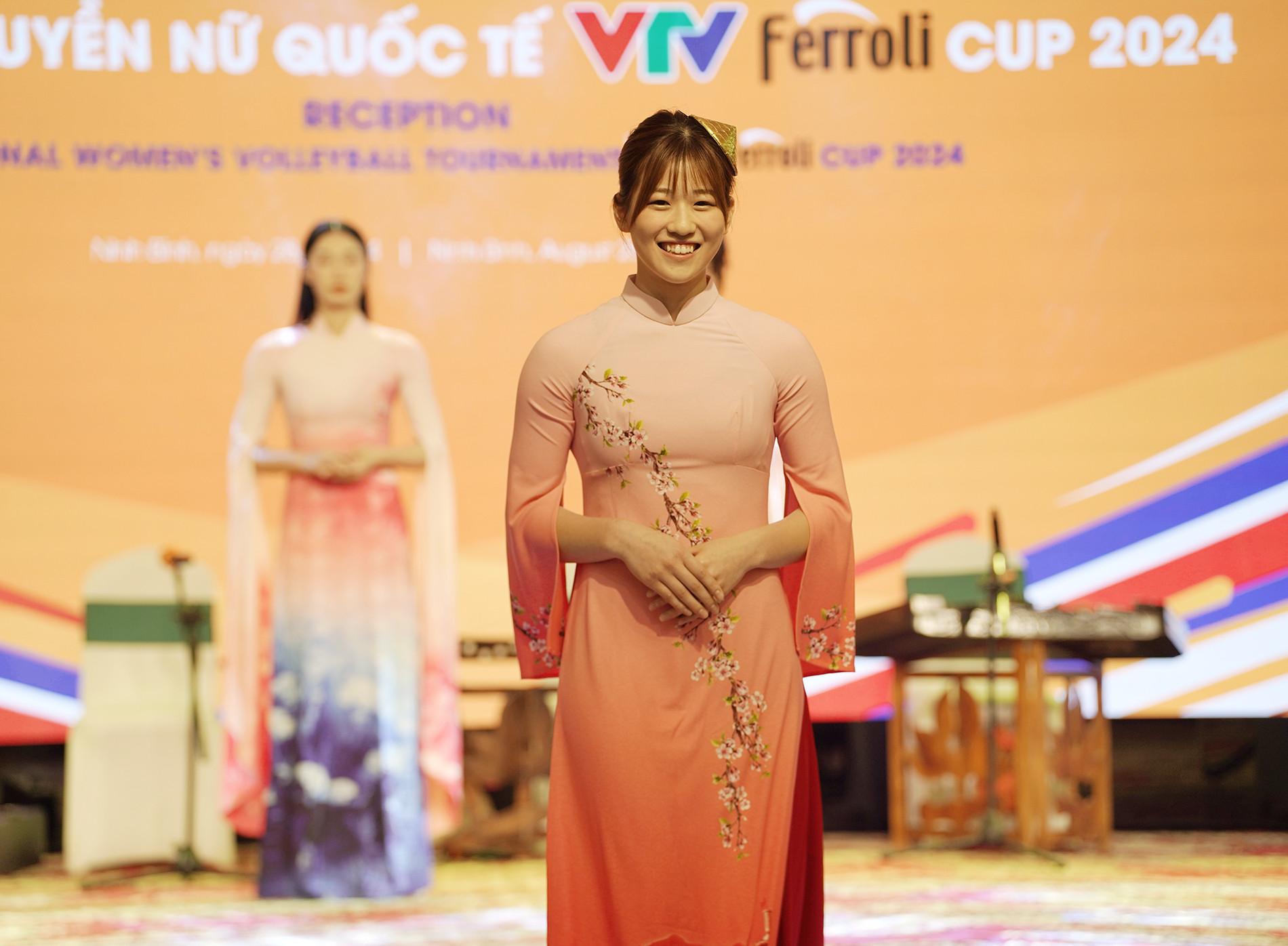 bong cjhuyen vtv cup ao dai 7.JPG