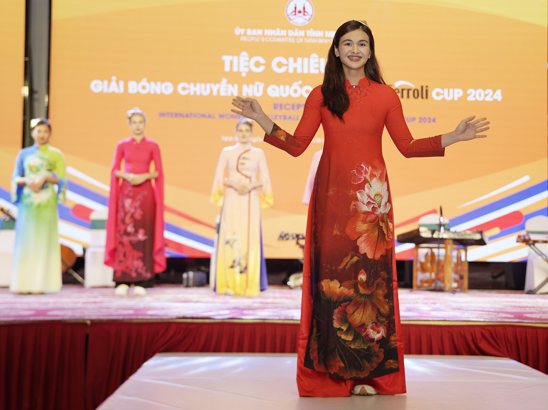 bong cjhuyen vtv cup ao dai 8.JPG