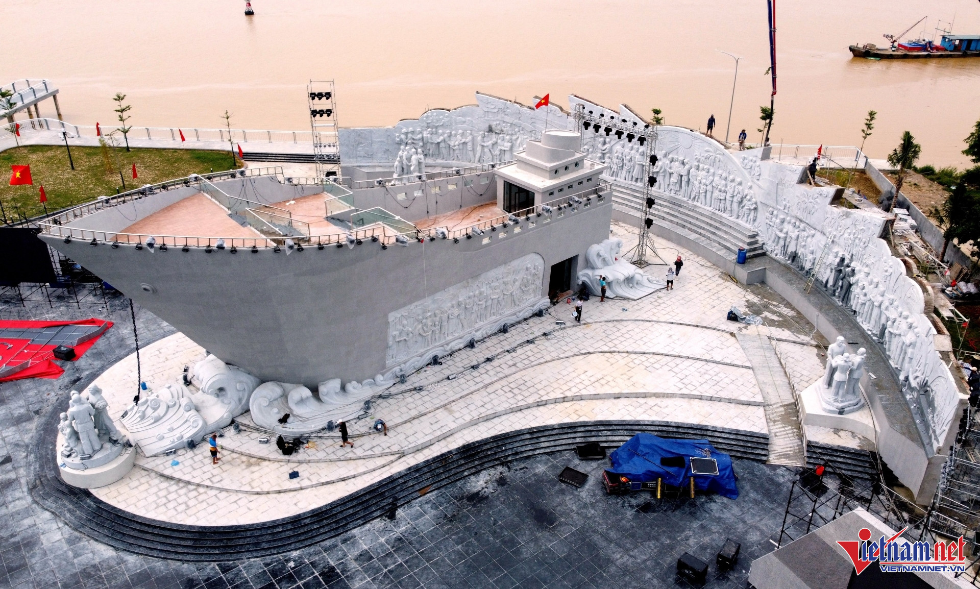 W-a2Ngắm tượng đài con tàu tập kết ra Bắc biểu tượng tình đoàn kết hai miền Nam   Bắc   16.JPG.jpg